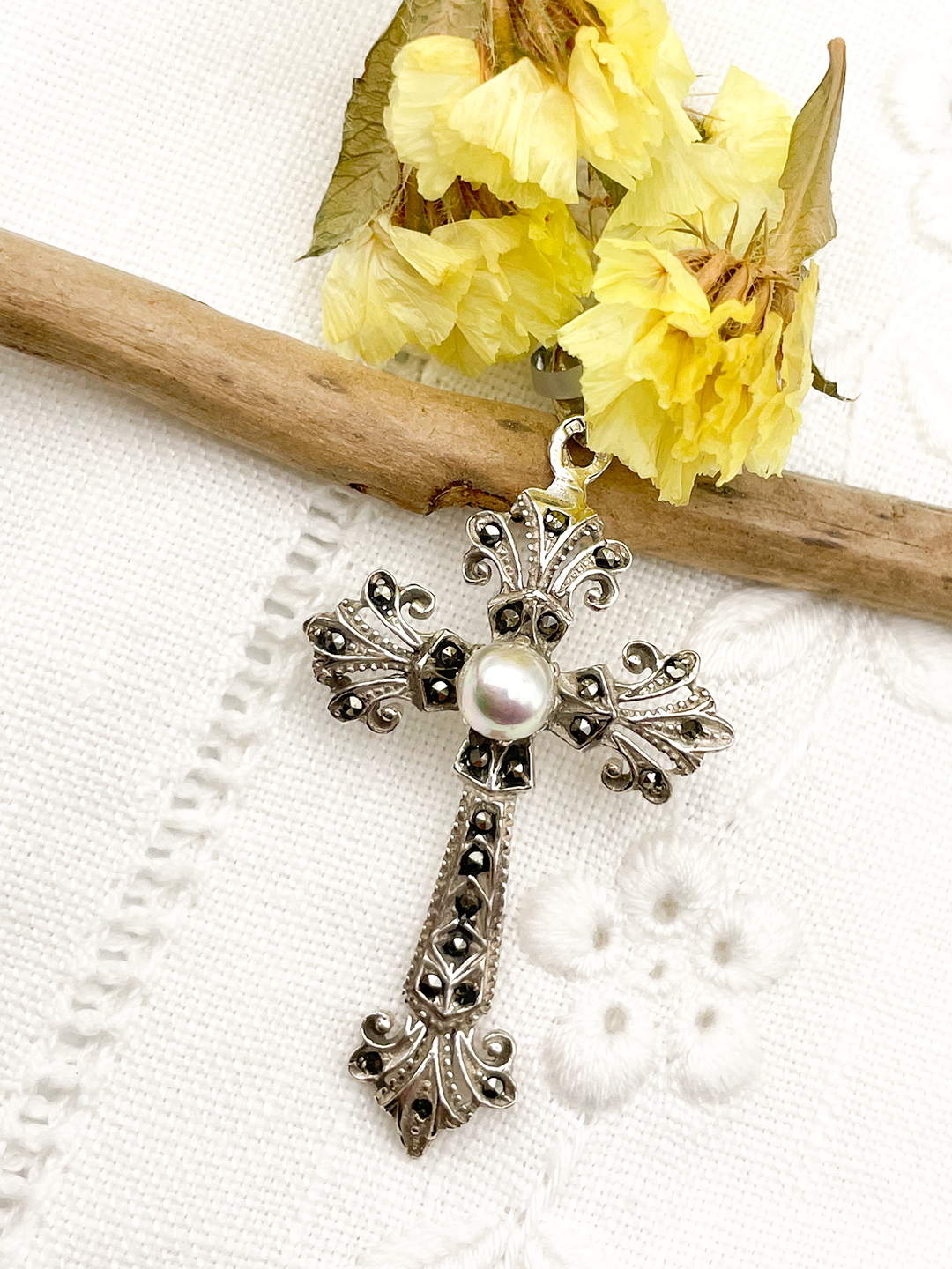 Crucifix de perles avec marcassites